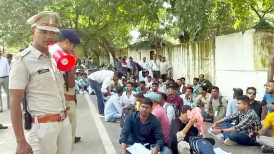 पांच साल से परिणाम का इंतजार कर रहे SI परीक्षा के अभ्यर्थी, गृह मंत्री के बगले के बाहर अब धरने पर बैठे…