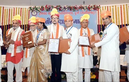 राज्यपाल रमेन डेका और मुख्यमंत्री विष्णु देव साय दुर्ग के हेमचंद यादव विश्वविद्यालय के दीक्षांत समारोह में शामिल हुए