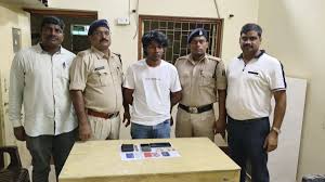 दुर्ग : कार में बैठकर ऑनलाइन सट्टा खिला रहे सटोरिए को पुलिस ने दबोचा