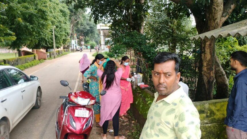 दर्द से तड़प रही प्रेग्नेंट महिला ने सड़क किनारे दिया बच्चे को जन्म, जच्चा-बच्चा दोनों सुरक्षित