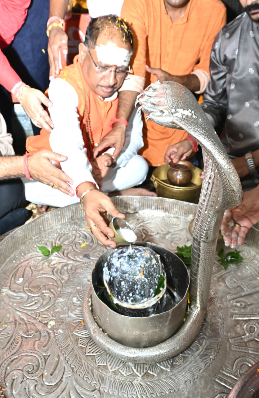 मुख्यमंत्री विष्णुदेव साय ने उपमुख्यमंत्री विजय शर्मा के साथ भोरमदेव बाबा भगवान शिव जी का दर्शन कर मंत्रोच्चारण के साथ विशेष पूजा-अर्चना और रुद्राभिषेक किया