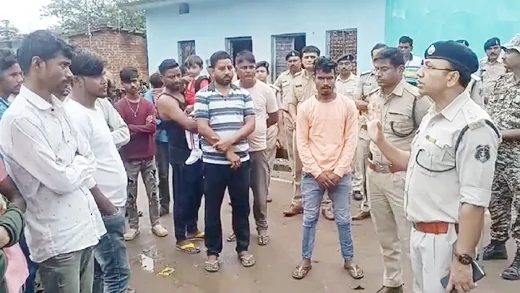 पशु तस्करों के गांव पर रेड : सुबह 4 बजे जा धमकी जशपुर पुलिस, 10 तस्कर पकड़े गए 37 मवेशी और 18 वाहन जब्त