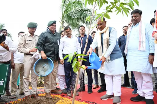 मुख्यमंत्री ने आम का पौधा रोपकर बस्तर ज़िले में की एक पेड़ माँ के नाम महावृक्षारोपण अभियान की शुरुआत