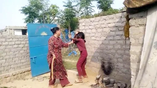 महिला ने बच्ची को बेरहमी से पीटा, महिला पर बच्चों को बंधक बनाकर गांजा बिकवाने का आरोप, ASP बोले- FIR दर्ज करेंगे