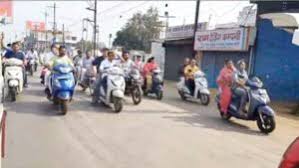 दुकानें बंद कराने सड़कों पर उतरे कांग्रेसी, व्यापारियों से मांगा समर्थन
