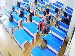 क्लास में रोने पर बच्ची को प्रिंसिपल ने पीटा, प्राचार्य और BEO हटाए गए