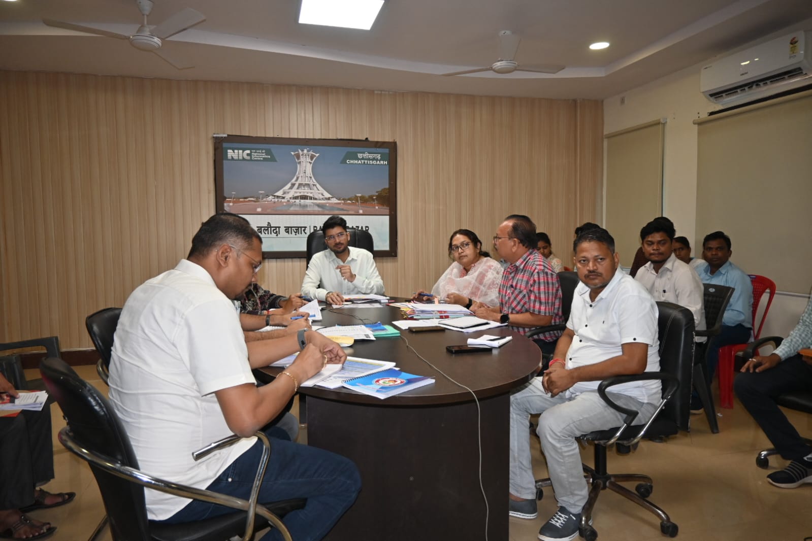 लंबित प्रकरणों क़ा त्वरित निराकरण सहित कानून व्यवस्था दुरुस्त रखे  बलौदाबाजार भाटापारा कलेक्टर दीपक सोनी ने दिये निर्देश