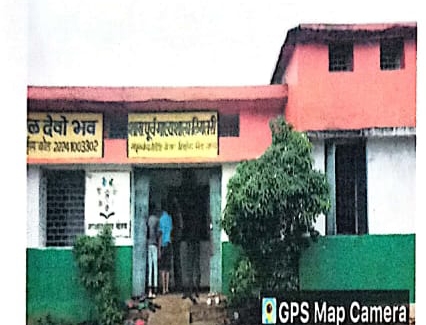 जर्जर शाला भवन को स्वयं के व्यय से मरम्मत कराने ग्रामीणो ने की पहल 