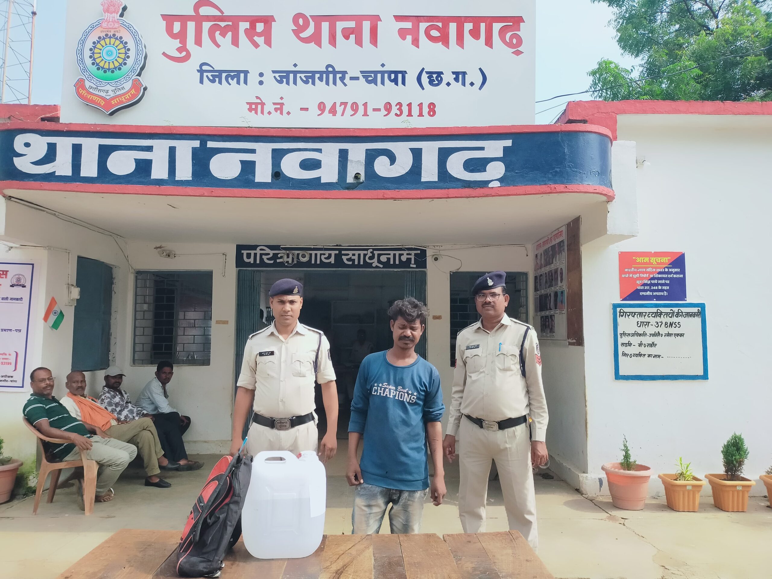 12 लीटर अवैध कच्ची महुआ शराब के साथ आरोपी गिरफ्तार