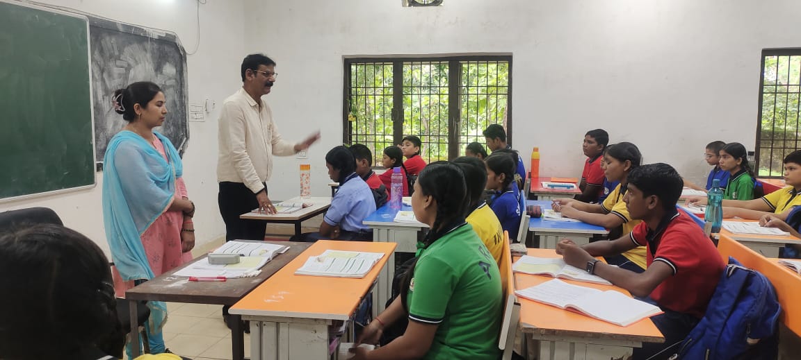 स्वामी आत्मानंद अंग्रेजी विद्यालय का बीईओ ने किया निरीक्षण , शिक्षको को दिए आवश्यक निर्देश
