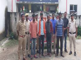 गर्लफ्रेंड से मिलने आए बॉयफ्रेंड को बाप-बेटे ने दौड़ा-दौड़ाकर पीटा