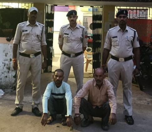 थाना भाटापारा ग्रामीण पुलिस द्वारा अश्लील गाली गलौज एवं जान से मारने की धमकी और हंसिया से वार कर गंभीर चोट पहुंचाने वाले दो आरोपियों को पुलिस ने किया गिरफ्तार