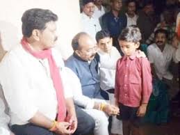 कवर्धा-कांड; मृतक प्रशांत की मां को सौंपा 10 लाख का चेक, दोनों डिप्टी सीएम ग्रामीणों से मिले
