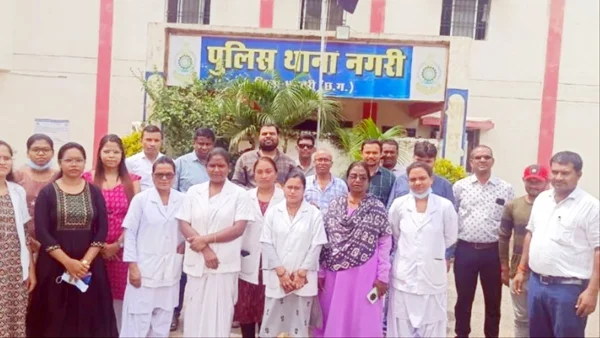 धमतरी के सिविल अस्पताल में 2 नर्साें को 7 युवकों ने घेरा, कोलकाता कांड जैसा हाल करने की दी धमकी