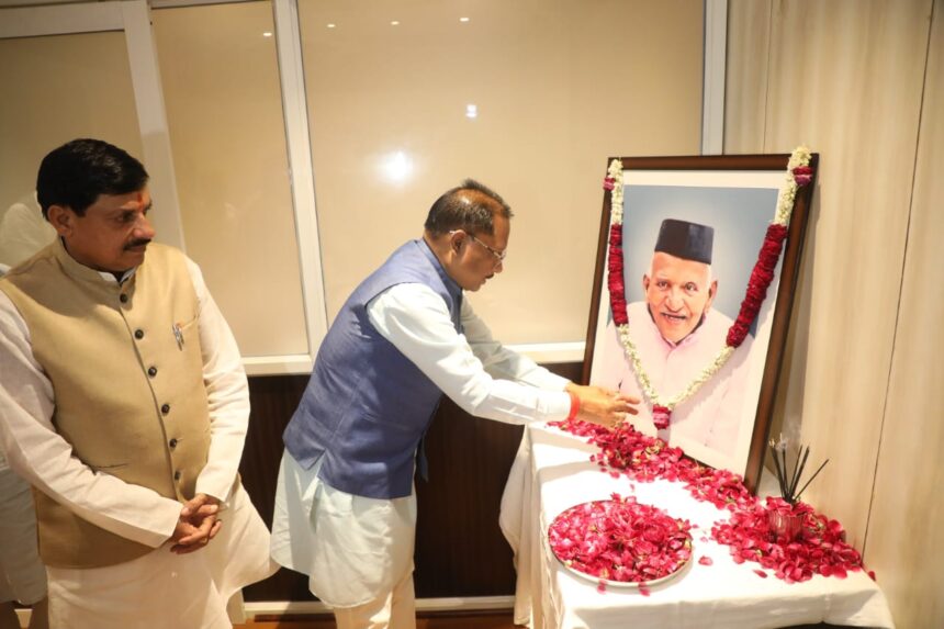उज्जैन पहुंचे CM विष्णुदेव साय, मुख्यमंत्री मोहन यादव के पिता को दी श्रद्धांजलि