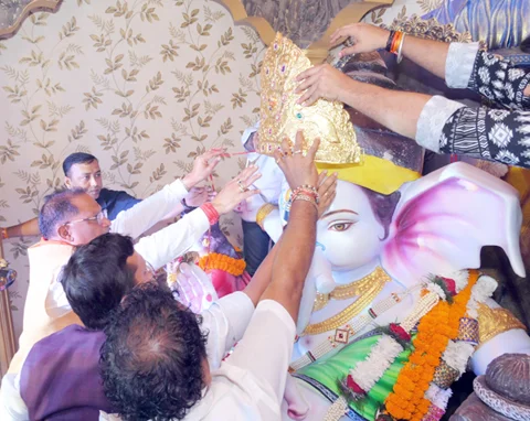 विघ्नहर्ता के दर्शन-पूजन के लिए गोल बाजार पहुंचे मुख्यमंत्री विष्णु देव साय, आरती कर पहनाया सोने का मुकुट