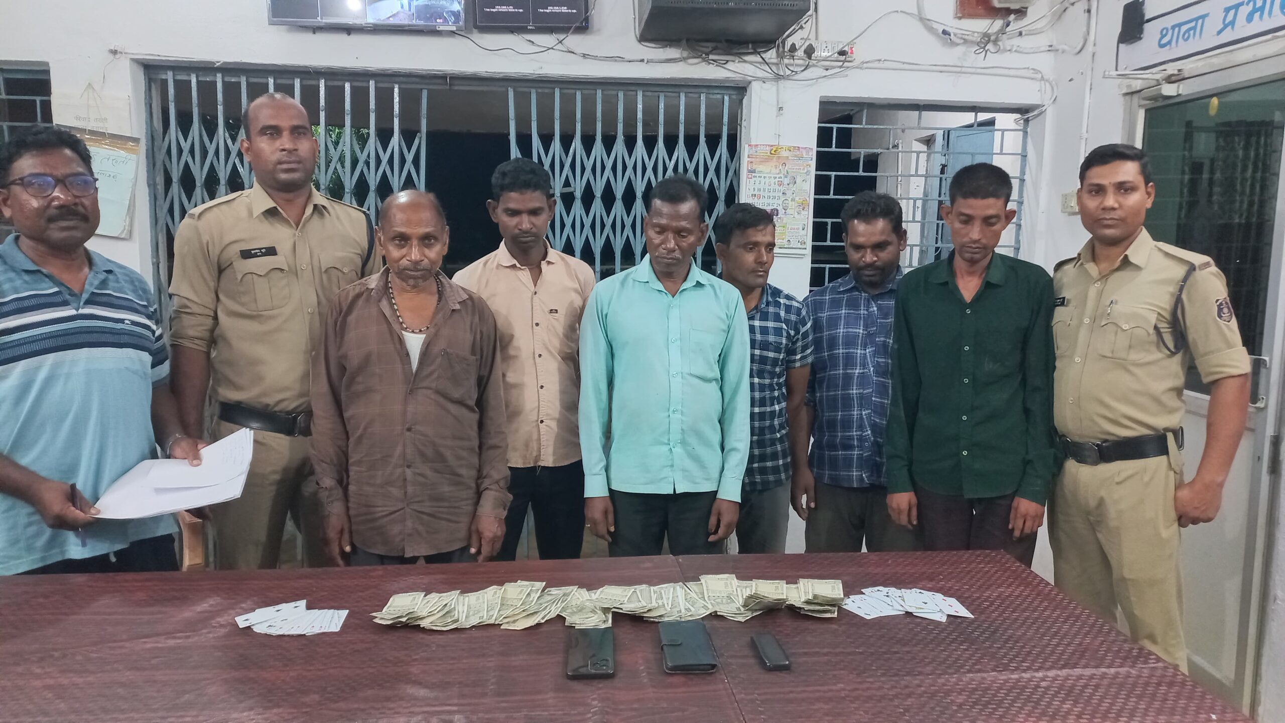 थाना नवागढ़ क्षेत्र में जुआ खेलने वाले 06 आरोपियों को पकड़ने में थाना नवागढ़ पुलिस को मिली सफलता
