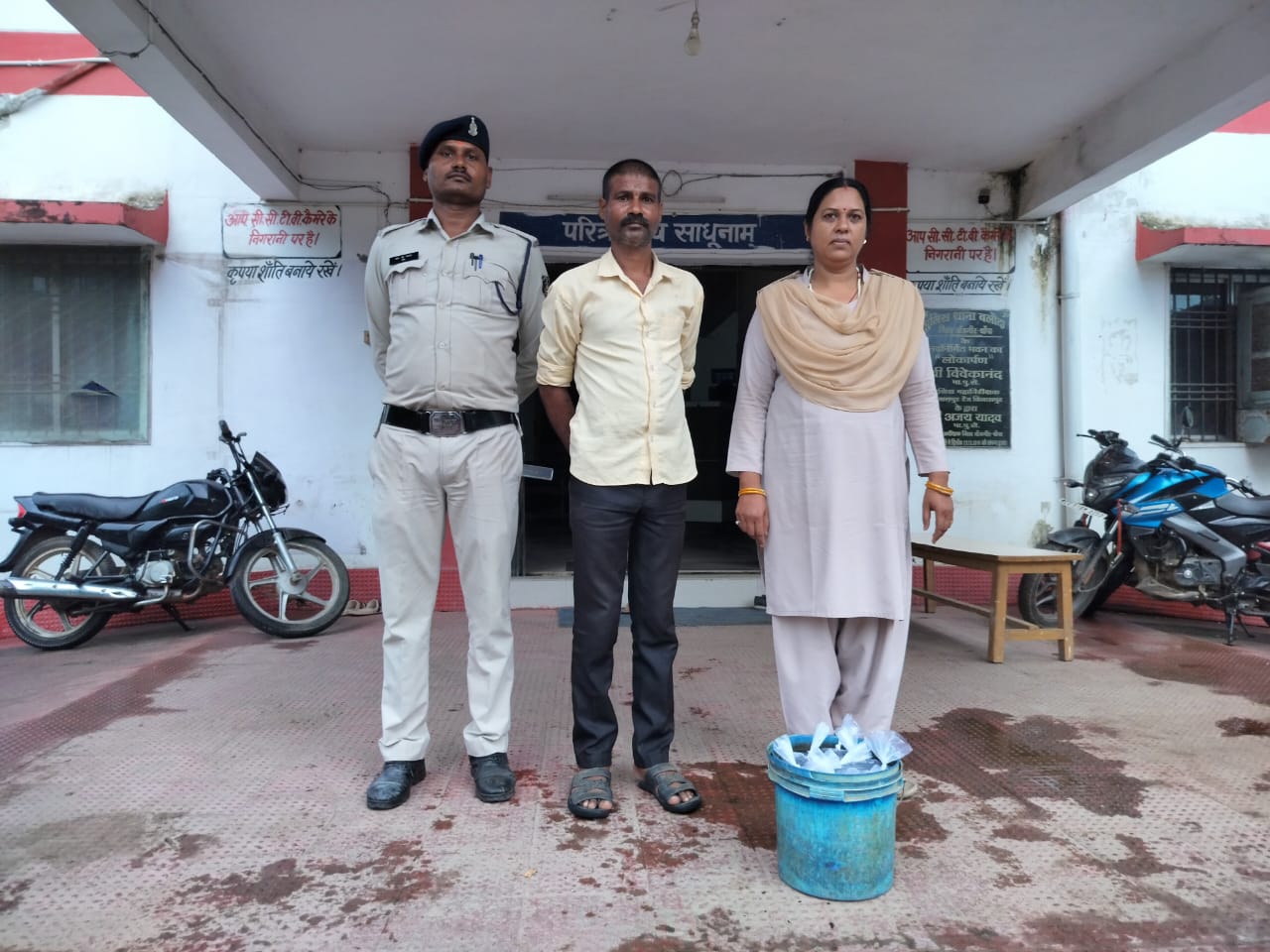 10 लीटर अवैध कच्ची महुआ शराब के साथ आरोपी गिरफ्तार