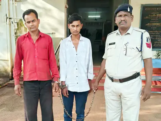 2 नाबालिगों के साथ मिलकर चुराए चांदी के सिक्के : रायपुर में चोरी का माल खरीदने वाला भी अरेस्ट, स्कूटी से पहुंचे थे तीनों चोर