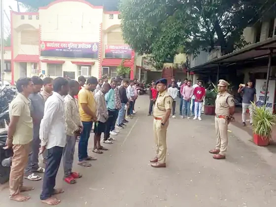 त्योहारी जुलूस और झांकियों में बवाल रोकने 300 चाकूबाजों की थाने में हुई परेड