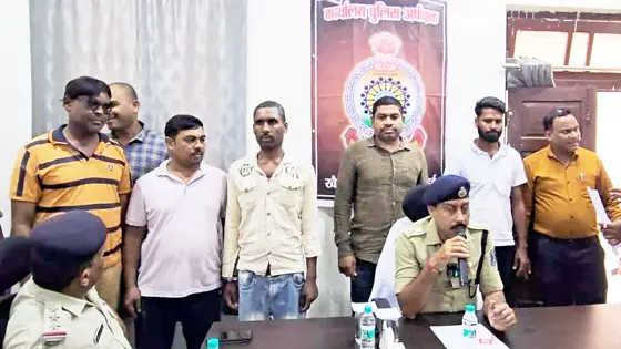 नक़ली शराब फैक्ट्री चलाने वाले गिरोह के 12 आरोपियों को पुलिस ने किया गिरफ्तार