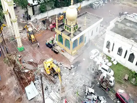 मस्जिद के नाम पर किए गए अवैध कब्जे पर चला बुलडोजर