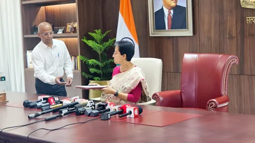 आतिशी ने अनोखे तरीके से CM पद का चार्ज लिया, मुख्यमंत्री की कुर्सी के बगल में रखी खाली कुर्सी