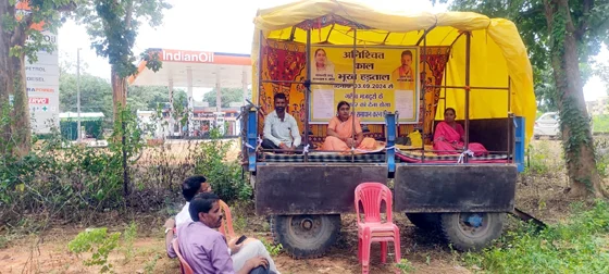 कोपरा की पूर्व सरपंच योगेश्वरी साहू कलेक्ट्रेट के सामने भूख हड़ताल में बैठी, जाने क्या है वजह….