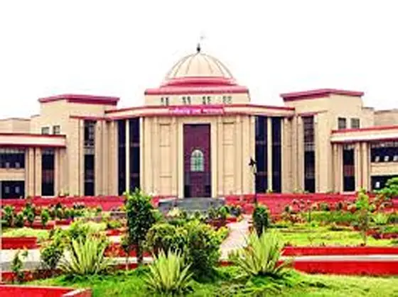 छात्राओं से दुर्व्यवहार के मामले पर हाईकोर्ट ने लिया संज्ञान, चीफ जस्टिस ने जाहिर की नाराज़गी, कहा- DEO का व्यवहार अशोभनीय और निंदनीय