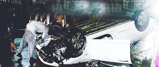 तेज रफ्तार कार डिवाइडर से टकराकर पलटी, 3 गंभीर