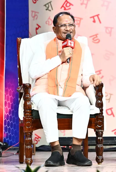 मुख्यमंत्री विष्णु देव साय के हाथों 12वीं बोर्ड के टॉपर विद्यार्थियों का सम्मान