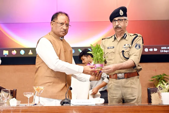 कलेक्टर बोले- अवैध शराब की शिकायत पर SP जिम्मेदार होंगे : रायपुर में साय ने कहा- पुलिस के हाथ लोहे और दिल मोम जैसा होना चाहिए