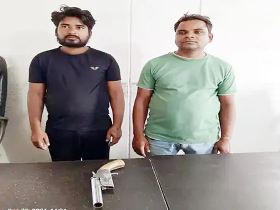 देसी कट्टा बेचने के लिए ग्राहक की तलाश रहे 2 बदमाशों को पुलिस ने किया गिरफ्तार