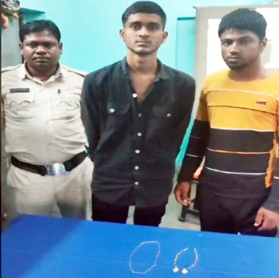 चेन स्नैचिंग का भांडाफोड़ : पुलिस ने दो अंतरराज्यीय बदमाशों को किया गिरफ्तार