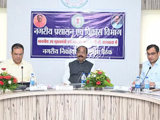 नगरीय प्रशासन मंत्री अरुण साव बोले-अधिकारी काम करने का पुराना ढर्रा बदलें:निकाय-नगर पंचायतों की रिव्यू मीटिंग, मंत्री ने कहा- काम में कोताही बर्दाश्त नहीं की जाएगी