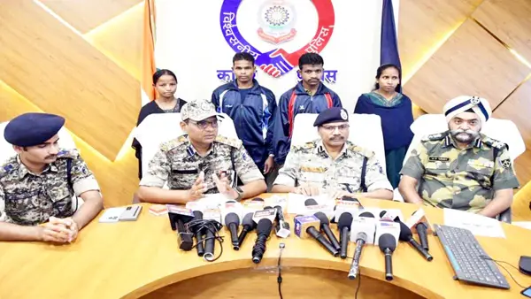 कांकेर में 4 नक्सलियों ने किया सरेंडर, 12 लाख का घोषित था इनाम