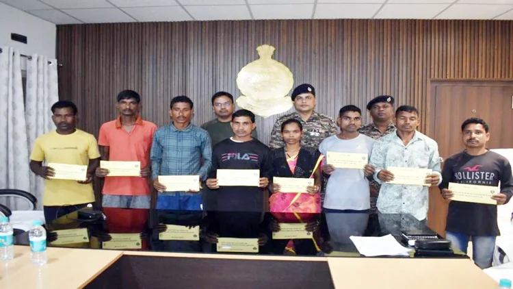 लाल आतंक का रास्ता छोड़कर 8 नक्सली हुए समाज की मुख्यधारा में शामिल, पुलिस के समाने डाले हथियार