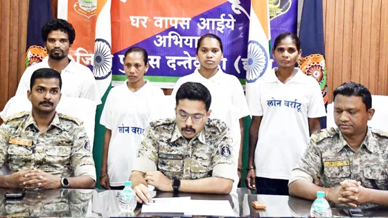 लोन वर्राटू अभियान से प्रभावित पति-पत्नी के साथ 20 लाख के 4 ईनामी माओवादियों ने किया आत्मसमर्पण
