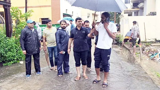 झमाझम बारिश से जनजीवन प्रभावित, घरों के अंदर घुसा पानी, जायजा लेने सड़क पर उतरे निगम आयुक्त