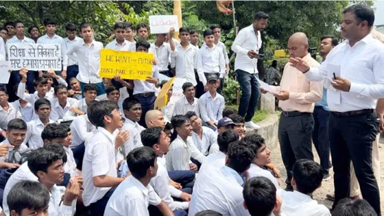 सड्डू स्थित प्रयास आवासीय विद्यालय के छात्रों ने किया चक्काजाम