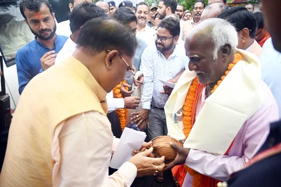 मुख्यमंत्री साय के हाथो दिव्यांगजनों को मिला निःशुल्क बस पास