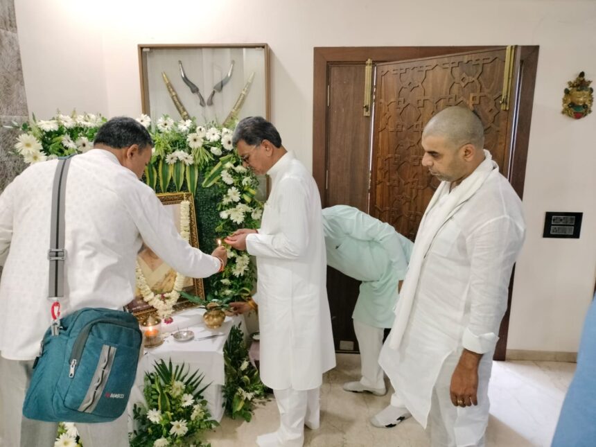 सक्ती विधायक पहुंचे भाजपा नेता विकास महतो की मां कौशल्य महतो के शोक में