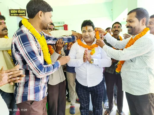 वन परिक्षेत्र कार्यालय में दैनिक वेतनभोगी कर्मचारियों का हुआ भव्य स्वागत