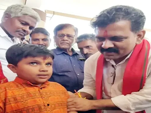 गृहमंत्री विजय शर्मा को बच्चे ने सुनाया भजन, बोले- मैं इनका फैन
