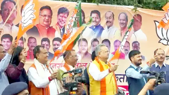 धरसींवा मंडल के करीब 600 भाजपा पदाधिकारी व कार्यकर्ता तीर्थयात्रा के लिए रवाना, सीएम साय और स्पीकर डॉ. सिंह ने दिखाई हरी झंडी