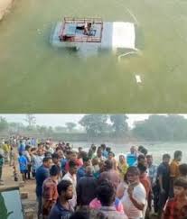 बच्चों से भरी स्कूल बस नहर में पलटी