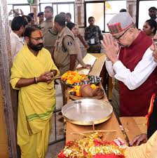 राज्यपाल रमेन डेका ने माँ बम्लेश्वरी की पूजा-अर्चना की, प्रदेशवासियों की खुशहाली व सुख-समृद्धि के लिए की प्रार्थना
