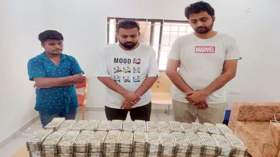 कार से करोड़ों रुपए ले जाते दो युवक पकड़े गए, पुलिस ने मंगाई कैश गिनने की मशीन