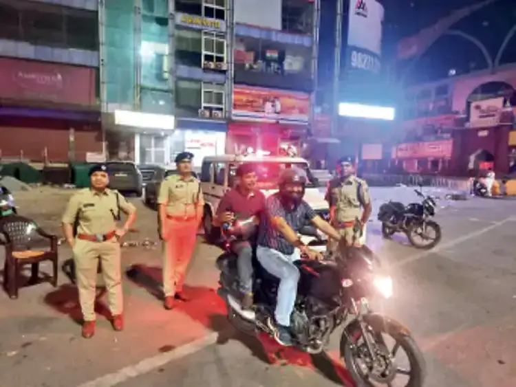 SSP संतोष सिंह ने बाइक से आधी रात की गश्त