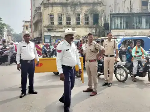 आज से मालवीय रोड़ में कार-बाइक-ई-रिक्शा बैन, सड़क पर गाड़ी पार्क की तो घर पहुंचेगा चालान